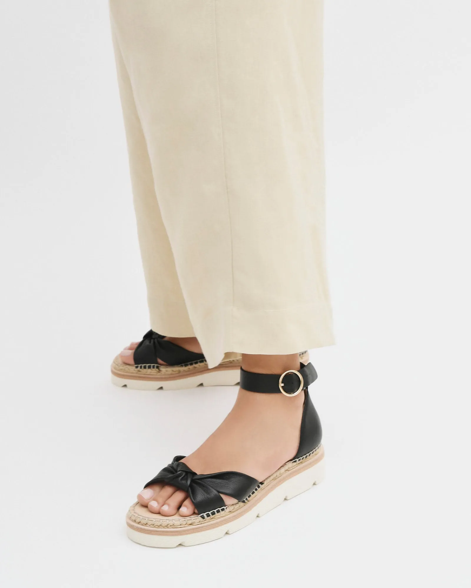 IRIS FLAT SANDAL BLACK LEATHER