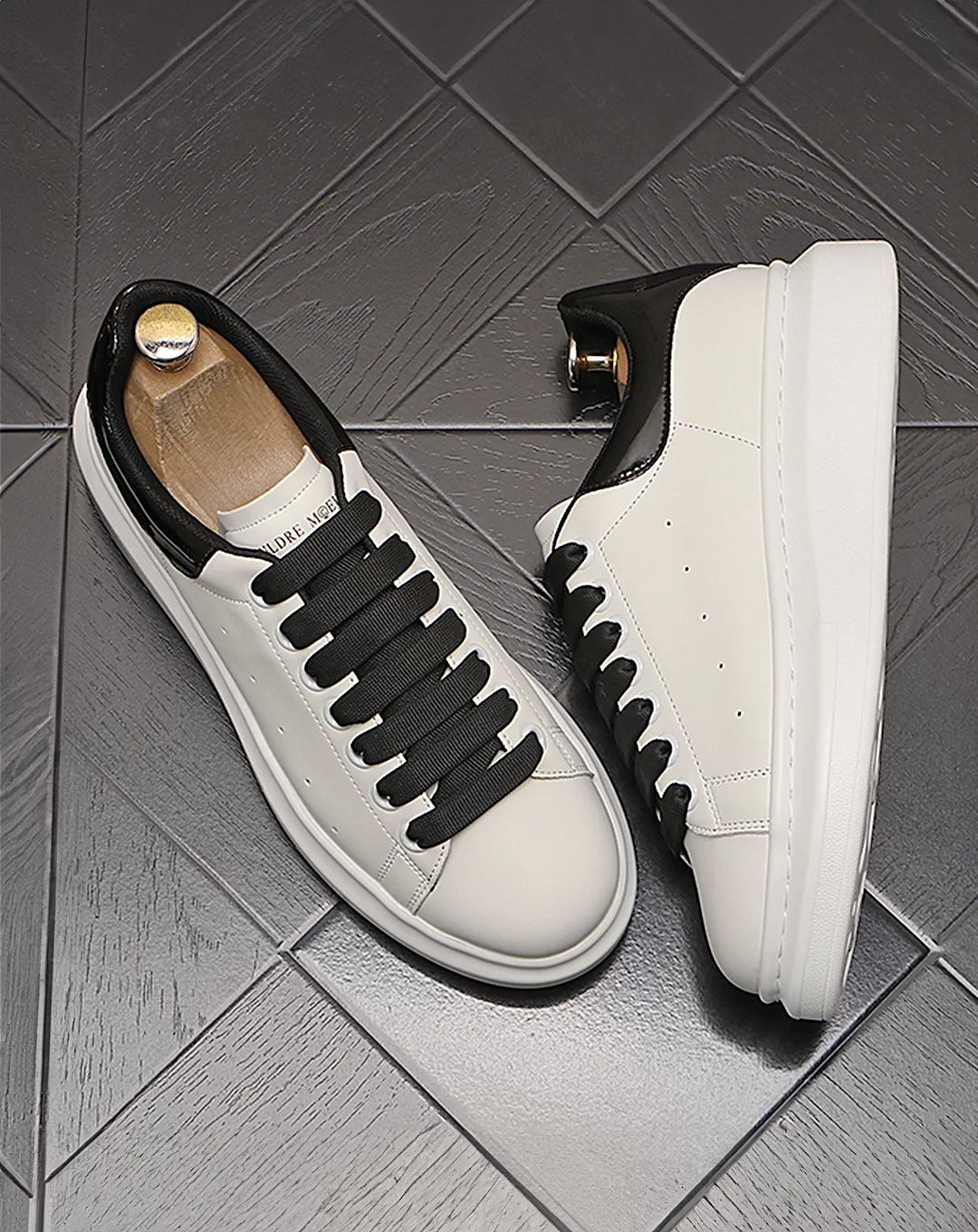 ♂♀Versatile Leather Sneakers