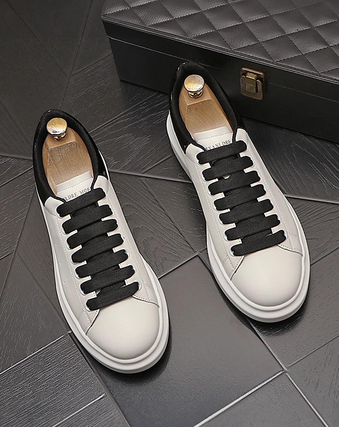 ♂♀Versatile Leather Sneakers