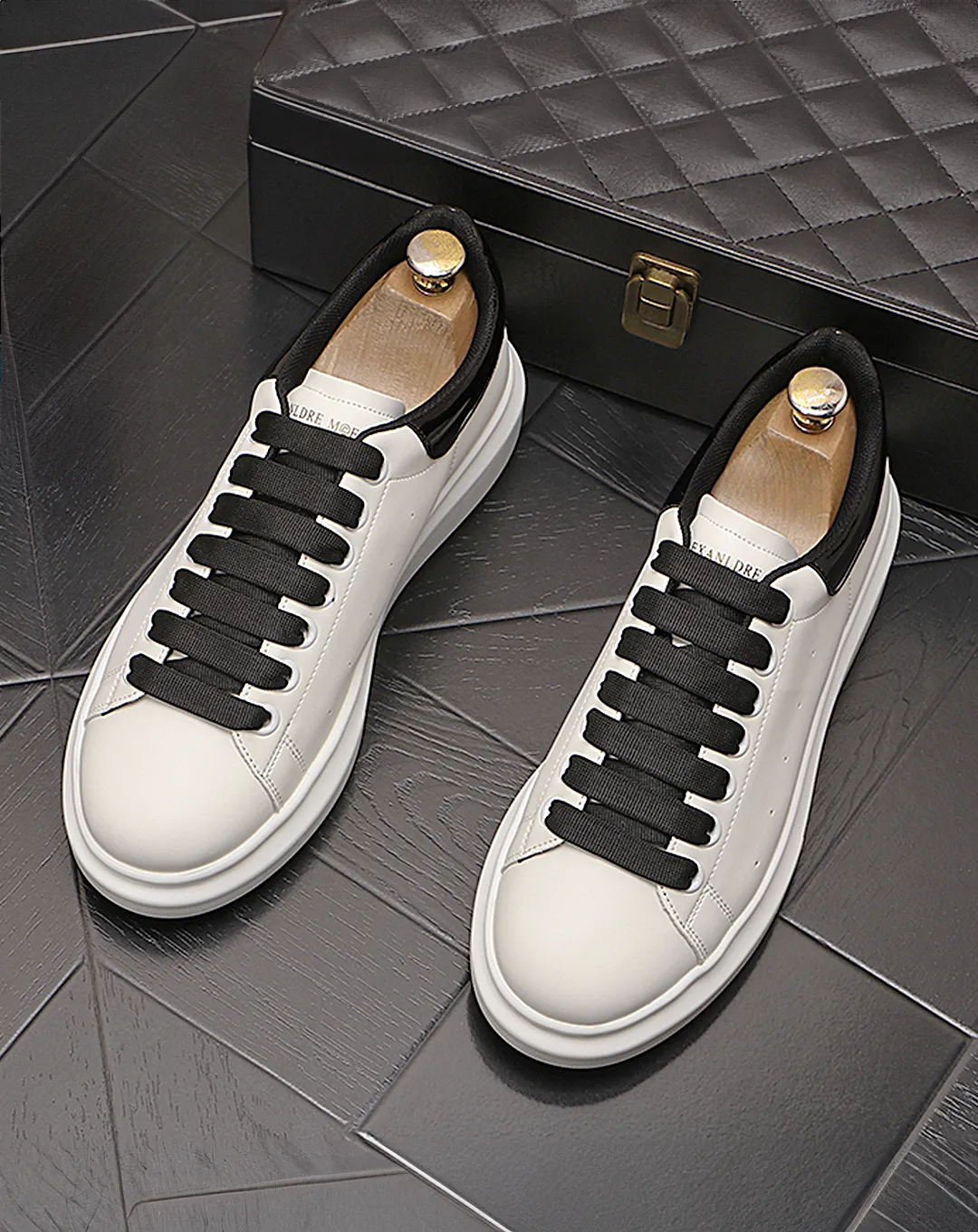 ♂♀Versatile Leather Sneakers